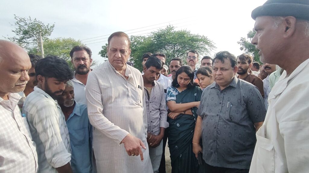 रतलाम: पिपलोदा के आजमपुर डोडिया में कई ग्रामीण बीमार,दूषित पेयजल से प्रभावित की आशंका…विधायक डॉ. राजेंद्र पांडेय और प्रशासन ने संभाला मोर्चा