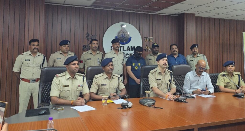 रतलाम: 40 लाख की लूट का FIR के 24 घंटे में खुलासा, कारोबारी का कर्मचारी ही निकला मास्टरमाइंड, पूरी रकम बरामद,दो आरोपियों की तलाश…व्हाट्सएप पर “OK” मैसेज से दिया लूट का इशारा रतलाम: 40 लाख की लूट का FIR के 24 घंटे में खुलासा, कारोबारी का कर्मचारी ही निकला मास्टरमाइंड, पूरी रकम बरामद,दो आरोपियों की तलाश…व्हाट्सएप पर “OK” मैसेज से दिया लूट का इशारा