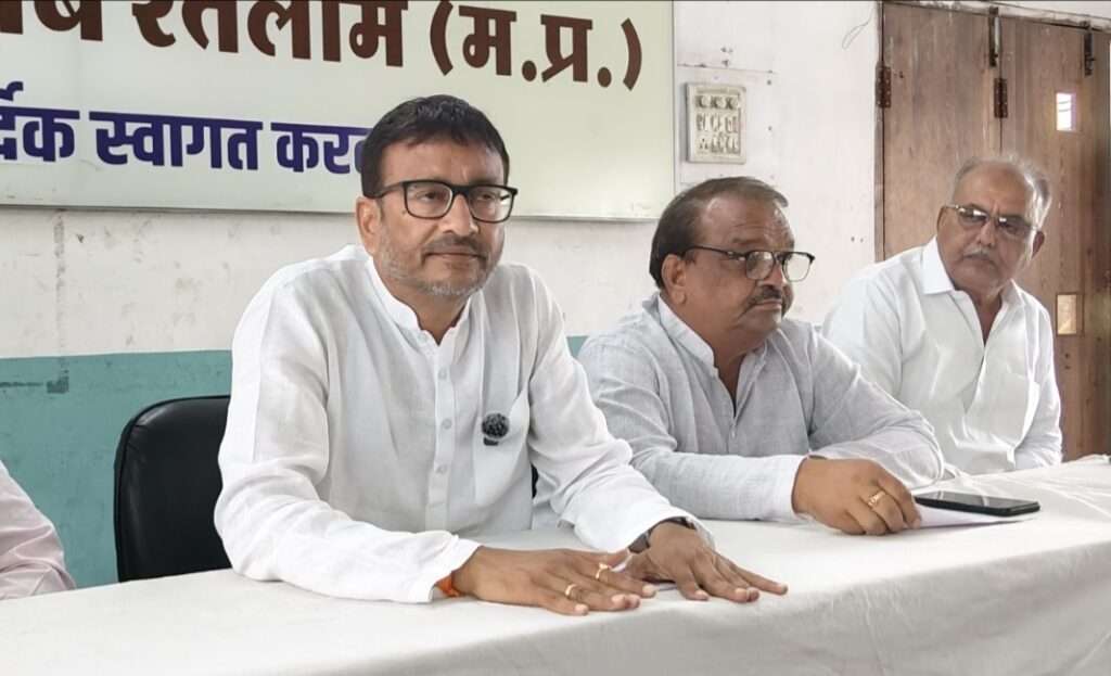 रतलाम: कांग्रेस की प्रेस कॉन्फ्रेंस – युवाओं, किसानों, आम नागरिकों और भ्रष्टाचार के मुद्दे पर कांग्रेस करेगी चरणबद्ध आंदोलन रतलाम: कांग्रेस की प्रेस कॉन्फ्रेंस – युवाओं, किसानों, आम नागरिकों और भ्रष्टाचार के मुद्दे पर कांग्रेस करेगी चरणबद्ध आंदोलन