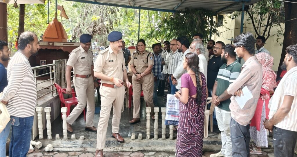 भूमि संबंधी विवादों के त्वरित निराकरण के लिए रतलाम पुलिस का जिला स्तरीय विशेष शिविर आयोजित,एक ही दिन में 630 शिकायतें प्राप्त, 450 का मौके पर निराकरण भूमि संबंधी विवादों के त्वरित निराकरण के लिए रतलाम पुलिस का जिला स्तरीय विशेष शिविर आयोजित,एक ही दिन में 630 शिकायतें प्राप्त, 450 का मौके पर निराकरण
