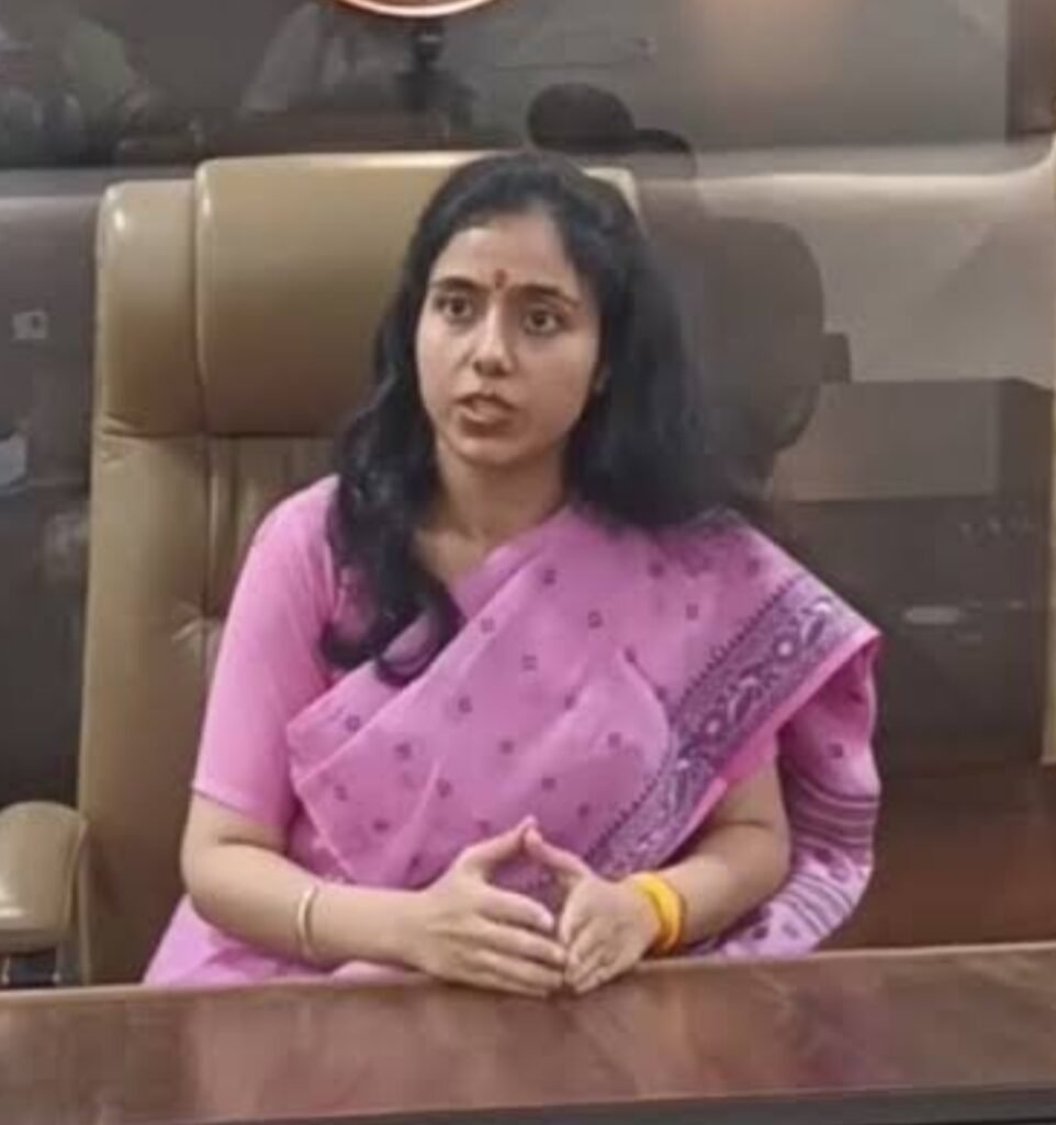 रतलाम: जनता के काम में देरी पर कलेक्टर मिशा सिंह का बड़ा एक्शन, 9 राजस्व अधिकारियों पर जुर्माना… 38 प्रकरण पेंडिंग मिले,सबसे ज्यादा जावरा में