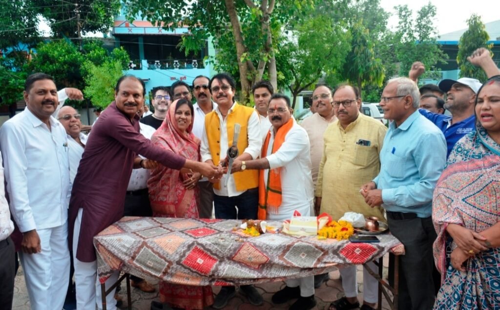 रतलाम: कस्तुरबा नगर गली नम्बर 6 के उद्यान की बनेगी बाउण्ड्रीवॉल और होगा जीर्णोद्धार…महापौर, निगम अध्यक्ष एवं भाजपा जिलाध्यक्ष ने किया निर्माण कार्य का भूमि पूजन