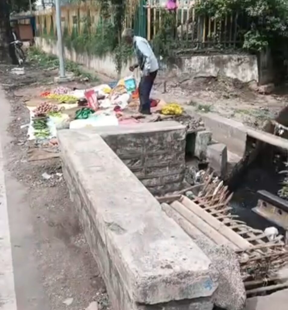 रतलाम: गंदे नाले के पानी से सब्जियां धोकर बेचने वाला निकला सरकारी बाबू! वाणिज्यिक कर विभाग में क्लर्क की है नौकरी…विभाग ने थमाया नोटिस