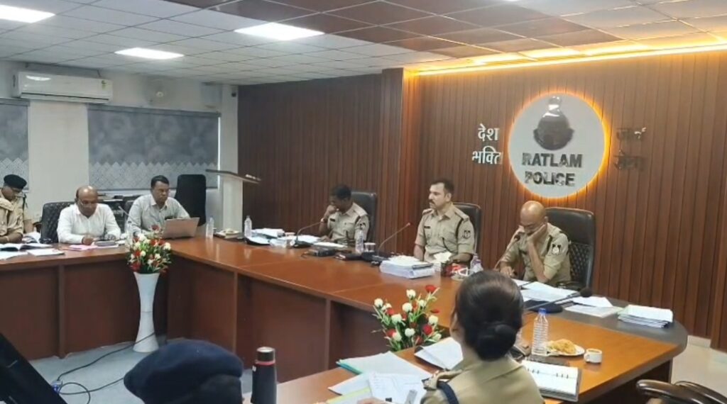 रतलाम में अपराध नियंत्रण पर एसपी अमित कुमार सख्त, सभी थाना प्रभारियों को दिए टारगेट… क्राइम मीटिंग में लंबित मामलों के जल्द निराकरण, साइबर ठगी, नशा तस्करी और महिला अपराधों पर विशेष फोकस