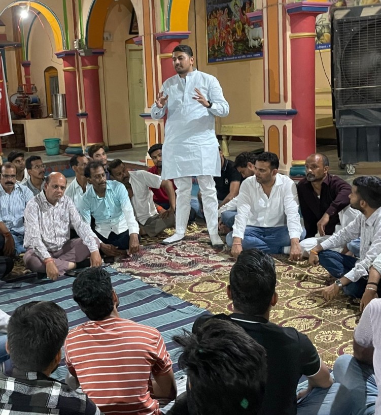 रतलाम: सावन के द्वितीय सोमवार 10 अगस्त को निकलेगी श्री मोजी शंकर महादेव की भव्य शाही सवारी, चौथे वर्ष में करेगा प्रवेश…समिति की बैठक में आयोजन को और अधिक भव्य बनाने पर मंथन, देश-विदेश के कलाकार और आकर्षक झांकियां रहेंगी मुख्य आकर्षण रतलाम: सावन के द्वितीय सोमवार 10 अगस्त को निकलेगी श्री मोजी शंकर महादेव की भव्य शाही सवारी, चौथे वर्ष में करेगा प्रवेश…समिति की बैठक में आयोजन को और अधिक भव्य बनाने पर मंथन, देश-विदेश के कलाकार और आकर्षक झांकियां रहेंगी मुख्य आकर्षण