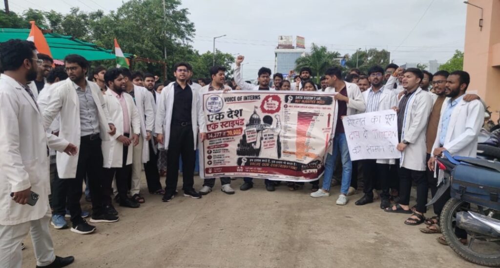 रतलाम: मेडिकल कॉलेज के एमबीबीएस इंटर्न्स का प्रदर्शन, स्टाइपेंड बढ़ाने की मांग को लेकर कलेक्टोरेट पहुंचकर सौंपा ज्ञापन