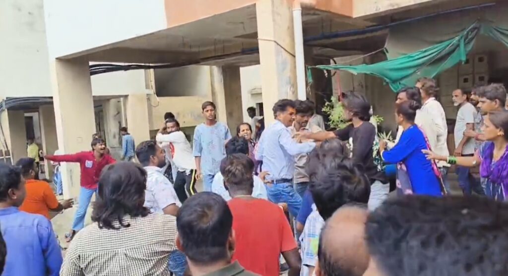रतलाम: डोसीगांव स्थित पीएम आवास फ्लैटों में नोटिस चस्पा करने पहुंची निगम टीम पर पथराव, जान बचाकर भागे अधिकारी-कर्मचारी