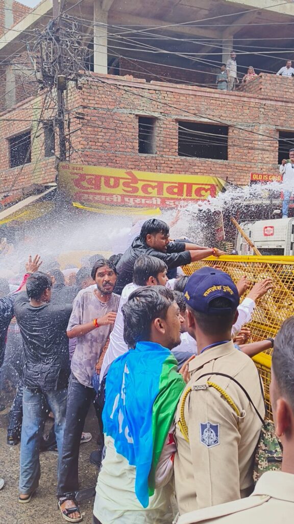 रतलाम में NSUI का आंदोलन, मंत्री निवास घेरने निकले, पुलिस ने बैरिकेड्स लगाकर रोका, वाटर कैनन चलाया, जमकर हुई नारेबाजी रतलाम में NSUI का आंदोलन, मंत्री निवास घेरने निकले, पुलिस ने बैरिकेड्स लगाकर रोका, वाटर कैनन चलाया, जमकर हुई नारेबाजी