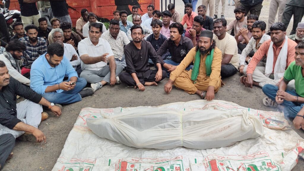 रतलाम: जावरा के ग्राम सिंदूरकिया में युवक की नृशंस हत्या ,आरोपियों की गिरफ्तारी की मांग को लेकर परिजनों ने शव रखकर दिया धरना