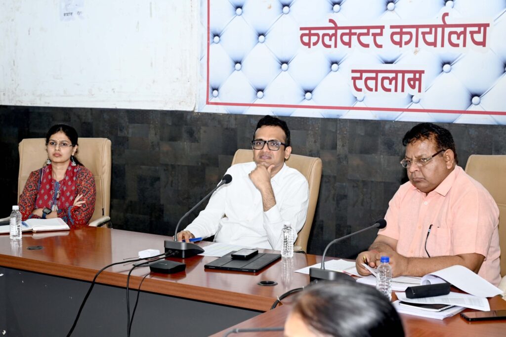 रतलाम को टॉप-5 में बनाए रखने का लक्ष्य, कलेक्टर अजय कटेसरिया ने राजस्व अधिकारियों को दिए सख्त निर्देश