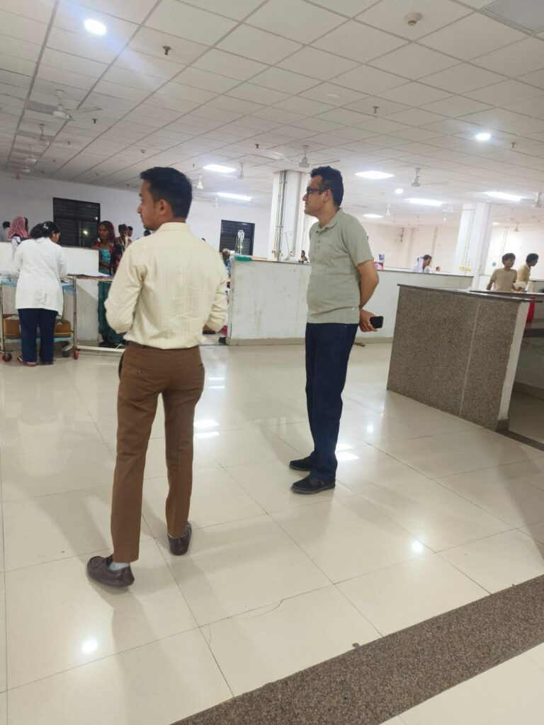 रतलाम: सरकारी काफिला नहीं,खुद निजी कार चलाकर रात में मेडिकल कॉलेज पहुंचे कलेक्टर,आम व्यक्ति बनकर वार्डों का किया निरीक्षण, मरीजों और स्टाफ से जाना इलाज व व्यवहार का हाल,किसी को भनक तक नहीं लगी…नए कलेक्टर अजय कटेसरिया का काम करने का अंदाज बना चर्चा का विषय रतलाम: सरकारी काफिला नहीं,खुद निजी कार चलाकर रात में मेडिकल कॉलेज पहुंचे कलेक्टर,आम व्यक्ति बनकर वार्डों का किया निरीक्षण, मरीजों और स्टाफ से जाना इलाज व व्यवहार का हाल,किसी को भनक तक नहीं लगी…नए कलेक्टर अजय कटेसरिया का काम करने का अंदाज बना चर्चा का विषय