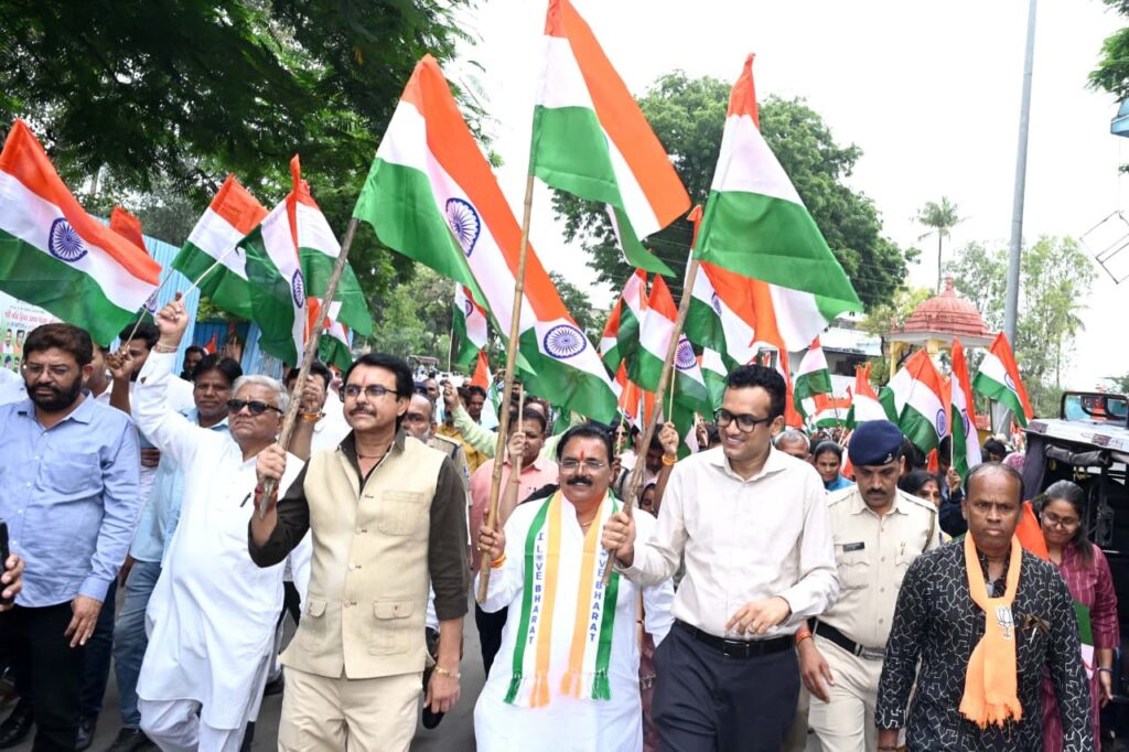 रतलाम: हर घर तिरंगा अभियान के तहत रतलाम में निकली विशाल तिरंगा रैली..कलेक्टर सहित जनप्रतिनिधियों और आमजन ने उत्साहपूर्वक लिया भाग रतलाम: हर घर तिरंगा अभियान के तहत रतलाम में निकली विशाल तिरंगा रैली..कलेक्टर सहित जनप्रतिनिधियों और आमजन ने उत्साहपूर्वक लिया भाग