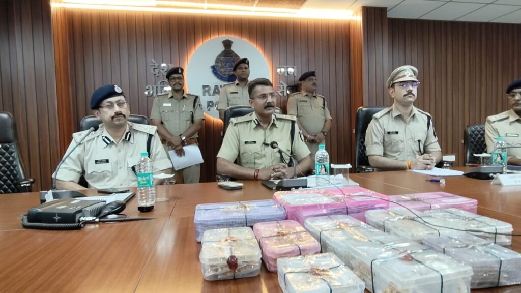 रतलाम में करोड़ों की सराफा लूट का 48 घंटे में खुलासा, 6 आरोपी गिरफ्तार,2 की और तलाश…5.5 करोड़ रुपये कीमत का लूटा गया माल बरामद रतलाम में करोड़ों की सराफा लूट का 48 घंटे में खुलासा, 6 आरोपी गिरफ्तार,2 की और तलाश…5.5 करोड़ रुपये कीमत का लूटा गया माल बरामद