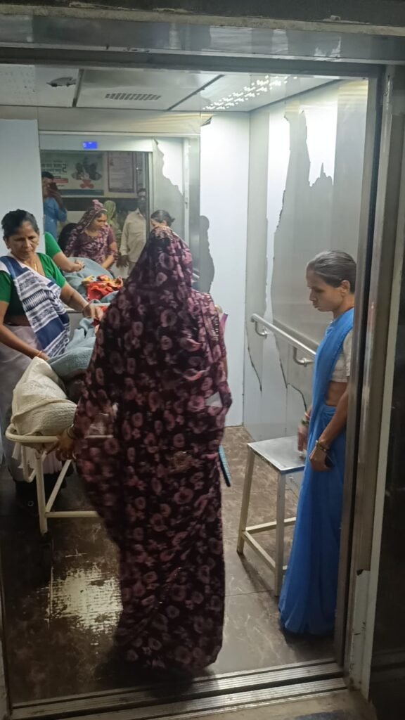 रतलाम : कलेक्टर अजय कटेसरिया के निर्देश के बाद दो साल से बंद जिला अस्पताल की लिफ्ट फिर शुरू, मरीजों को मिली बड़ी राहत