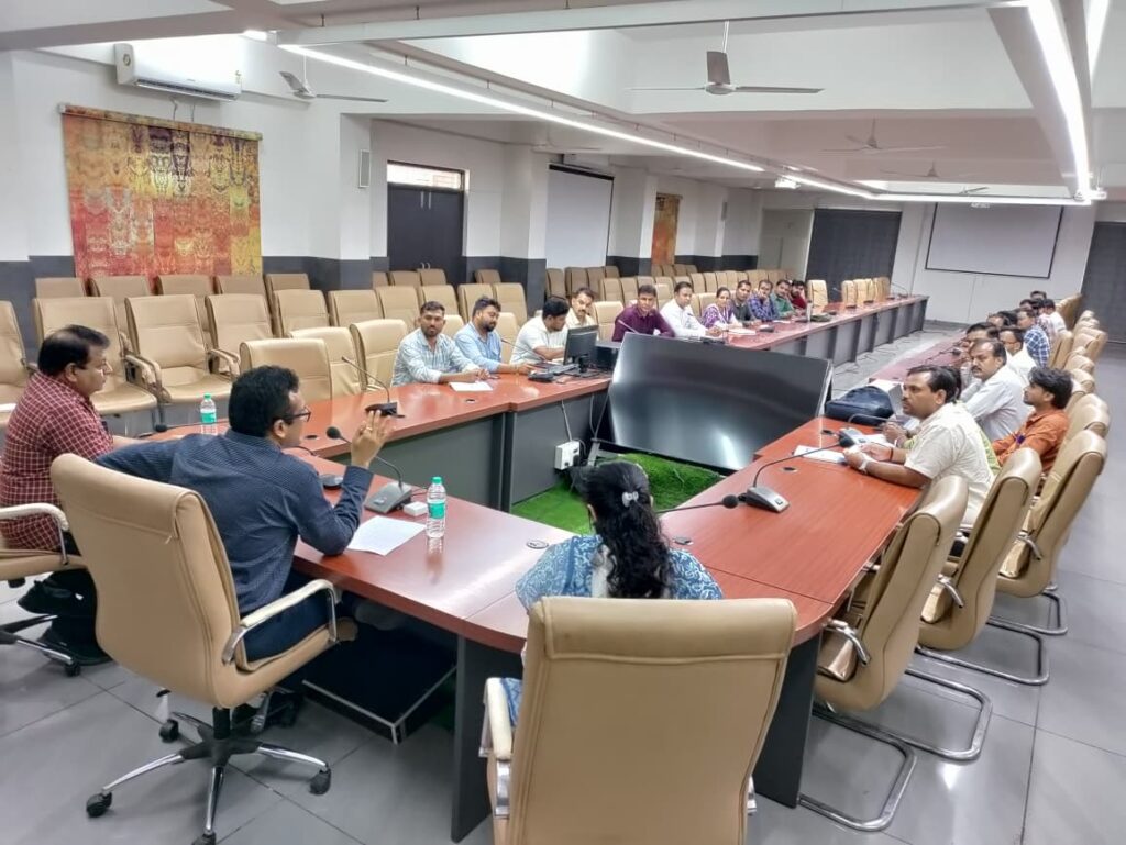 रतलाम: 56-57 के नामांतरण मामलों पर कलेक्टर का बड़ा फैसला, आरआई-पटवारियों से की सीधी बात, रतलाम में पहली बार कलेक्टर ने मैदानी अमले से चर्चा कर समझीं समस्याएं…शासन के आदेश के अनुसार लंबित नामांतरण प्रकरणों में कार्रवाई के निर्देश
