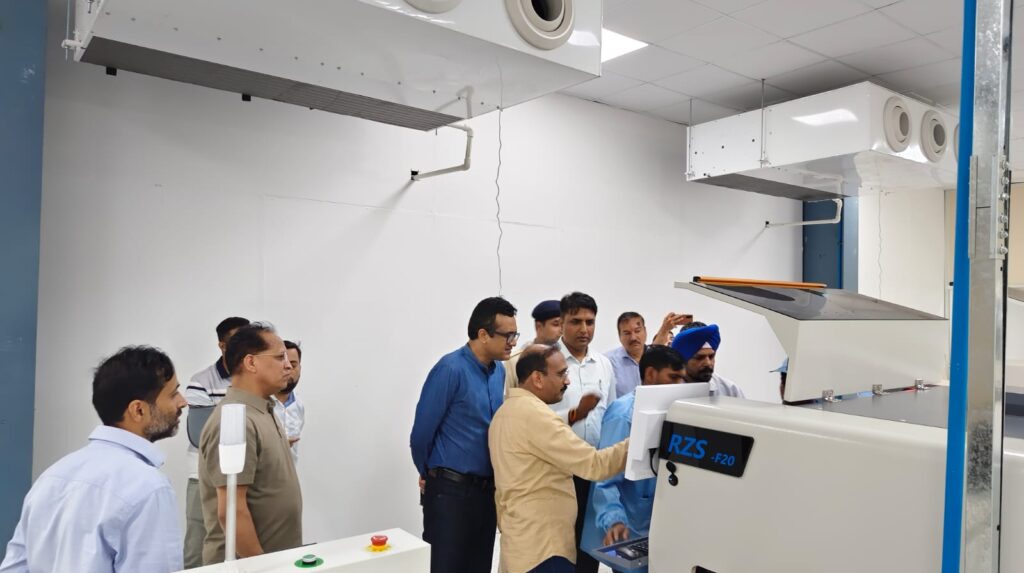 रतलाम: कलेक्टर ने मेगा इंडस्ट्रियल पार्क में जापान-चीन की आधुनिक रोबोटिक मशीनों का लिया जायजा रतलाम: कलेक्टर ने मेगा इंडस्ट्रियल पार्क में जापान-चीन की आधुनिक रोबोटिक मशीनों का लिया जायजा