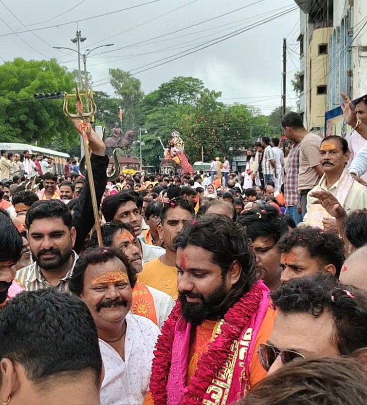 रतलाम: भगवा ध्वज, हाथी पर महादेव और ढोल-ढमाकों के बीच निकली भव्य निष्ठा कावड़ यात्रा,शहर में 100 से अधिक स्थानों पर स्वागत…10 अगस्त को महाकाल का होगा जलाभिषेक रतलाम: भगवा ध्वज, हाथी पर महादेव और ढोल-ढमाकों के बीच निकली भव्य निष्ठा कावड़ यात्रा,शहर में 100 से अधिक स्थानों पर स्वागत…10 अगस्त को महाकाल का होगा जलाभिषेक