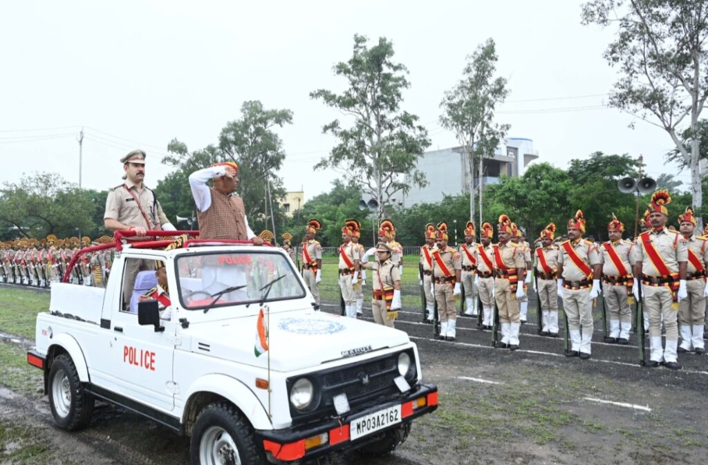 रतलाम: स्वतंत्रता दिवस समारोह की अंतिम रिहर्सल की गई,मुख्य अतिथि एएसआई मदनलाल सांखला ने ध्वजारोण कर परेड की सलामी ली रतलाम: स्वतंत्रता दिवस समारोह की अंतिम रिहर्सल की गई,मुख्य अतिथि एएसआई मदनलाल सांखला ने ध्वजारोण कर परेड की सलामी ली