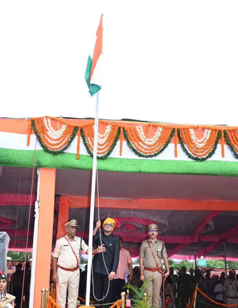 रतलाम: पूरे जिले में हर्षोल्लास से मनाई गई स्वतंत्रता की 79 वीं सालगिरह..कलेक्टर अजय कटेसरिया ने ध्वजारोहण कर परेड की सलामी ली