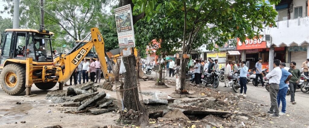रतलाम: दो बत्ती चौपाटी पर निगम की बड़ी कार्रवाई,खाली कराने पहुंचे,जेसीबी पर चढ़कर दूकानदारों का विरोध, युवा कांग्रेस अध्यक्ष मयंक जाट सहित कांग्रेस नेताओं ने दिया धरना