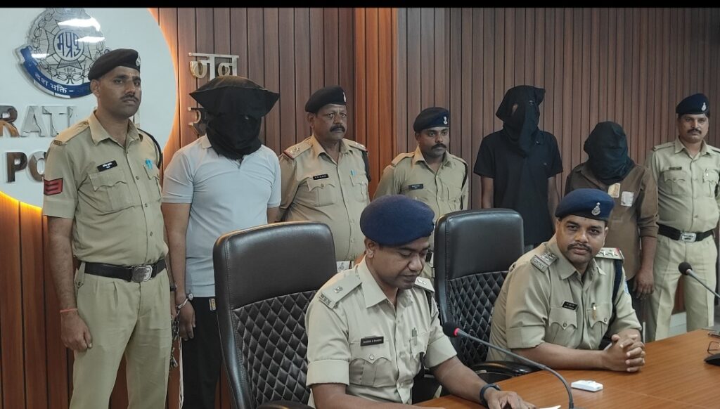 रतलाम: सराफा व्यापारी से करोड़ों की लूट में एक और फरार आरोपी इंदौर से गिरफ्तार, 80 लाख के सोने-चांदी के जेवरात बरामद,अन्य आरोपियों को छुपने में की थी मदद..