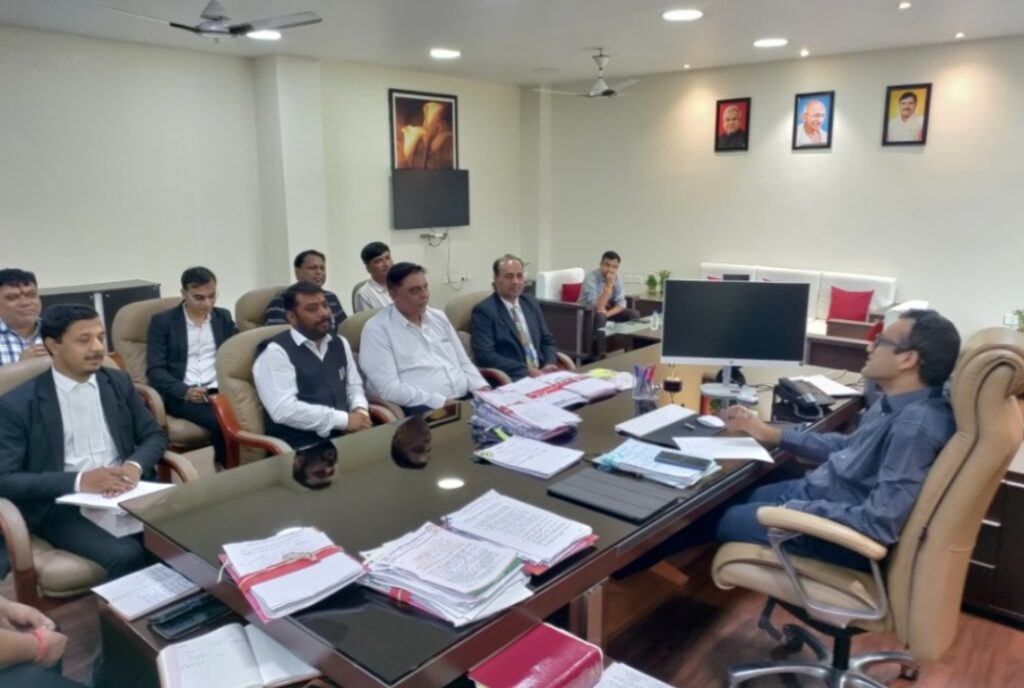 रतलाम: प्रकरण दर्ज होने में एक माह तक की देरी, आदेश में महीनों लगने की शिकायत.. राजस्व न्यायालय की समस्याओं को लेकर कलेक्टर ने सुनी अधिवक्ताओं की बात,सुधार के दिए संकेत