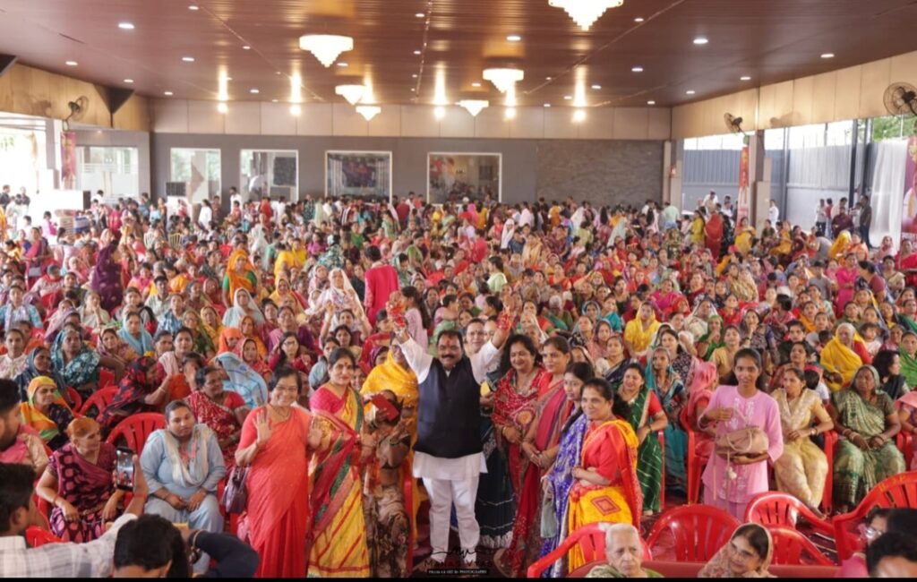 रतलाम: भाजपा का रक्षाबंधन महोत्सव,बहनों ने भाजपा जिलाध्यक्ष को राखी बांधकर लिया रक्षा का वचन