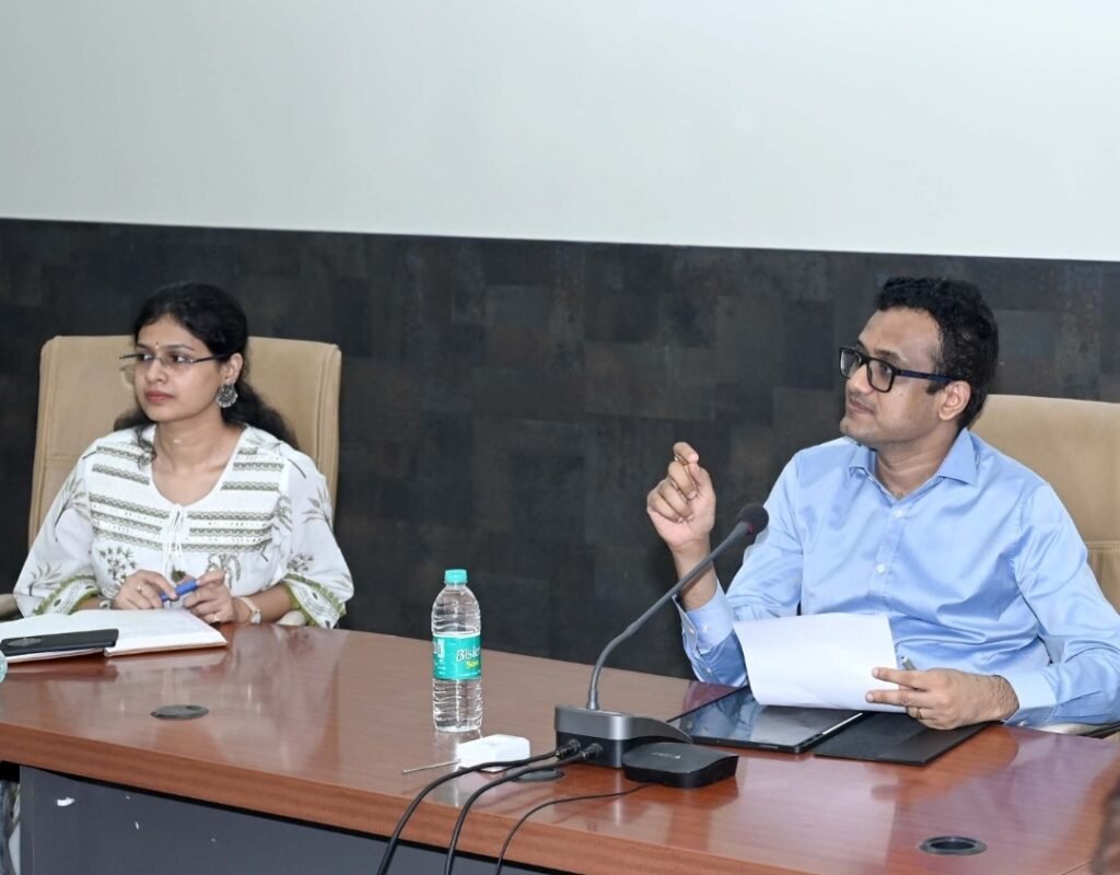 रतलाम: कलेक्टर अजय कटेसरिया का एक्शन-टीएल बैठक में अनुपस्थित खेल, आबकारी एवं पेंशन अधिकारी को कारण बताओ नोटिस