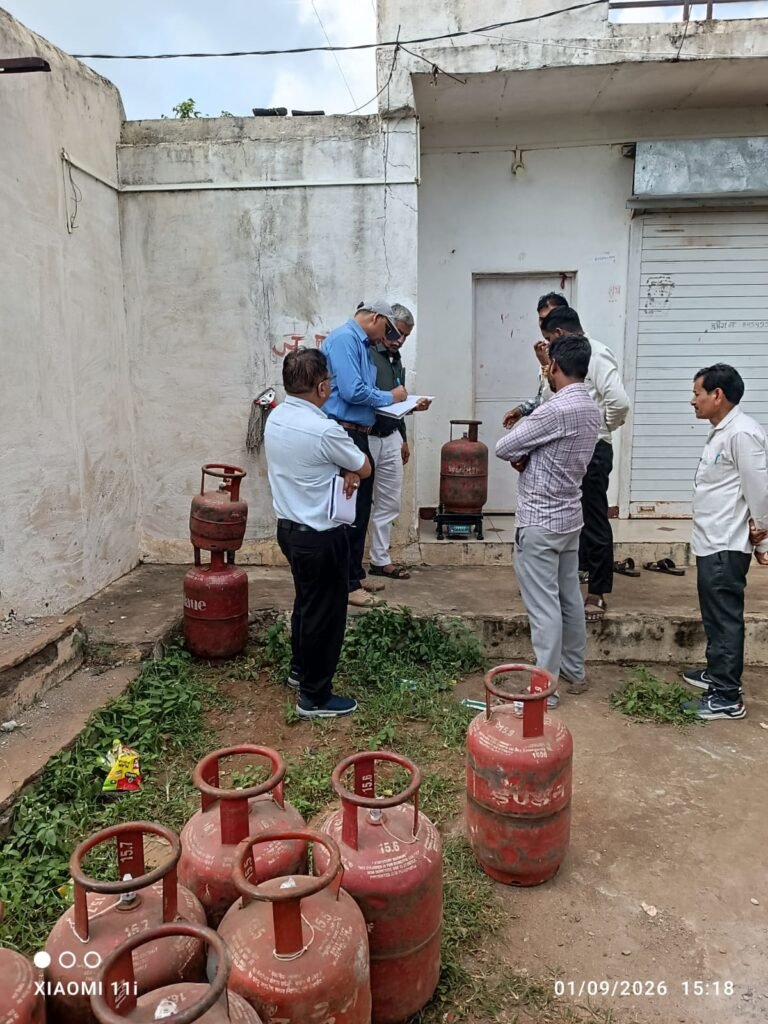 रतलाम: गैस एजेंसी में मिली अनियमितता-जनविश्वास अभियान की शिकायत पर कलेक्टर के निर्देश से कार्रवाई, प्रबंधक और प्रोपराइटर के खिलाफ प्रकरण दर्ज
