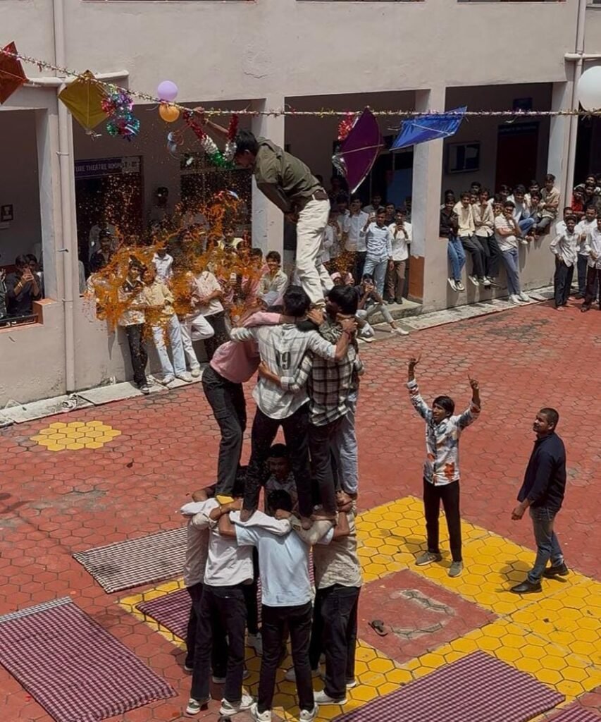 रतलाम: श्री योगींद्र सागर कॉलेज में धूमधाम से मनी श्रीकृष्ण जन्माष्टमी.. पारंपरिक वेशभूषा में पहुंचे विद्यार्थी, नृत्य प्रस्तुतियों और दही-हांडी प्रतियोगिता ने बांधा समां