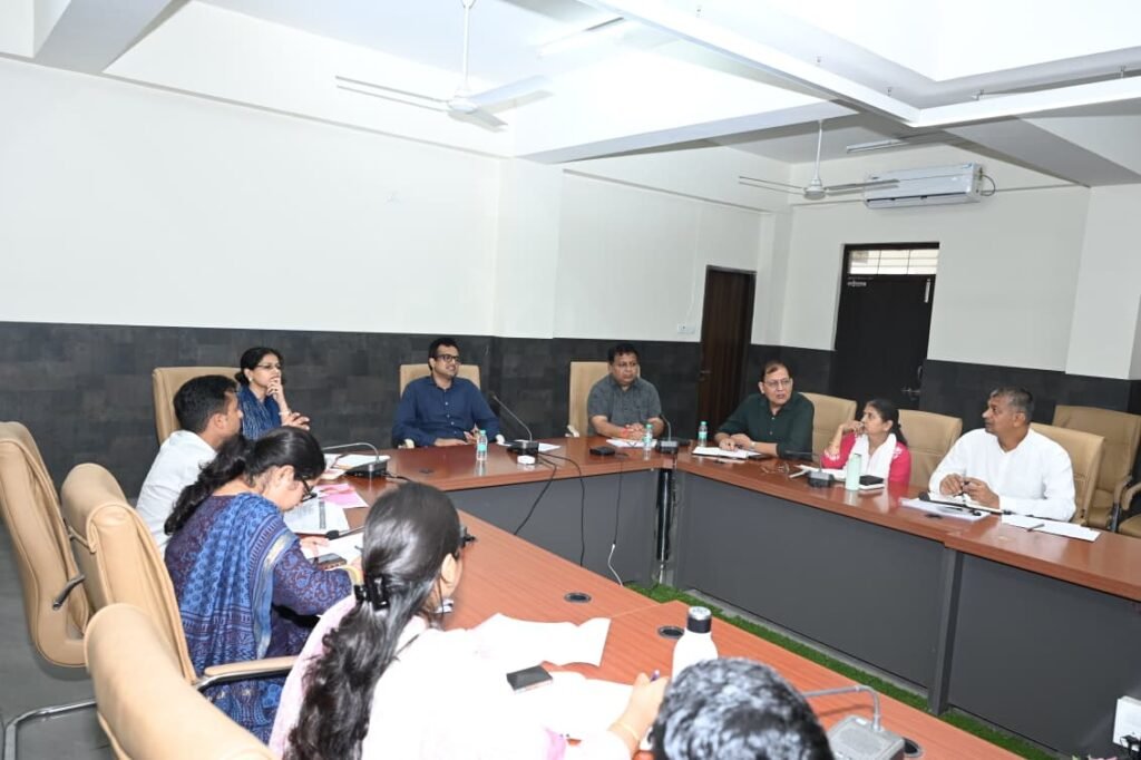 रतलाम राजस्व विभाग में 1800 शिकायतें लंबित: कलेक्टर की सख्ती,दो माह में 1000 से कम करने का लक्ष्य..राजस्व रैंकिंग में टॉप-10 में आने का टारगेट…लापरवाही पर होगी कार्रवाई
