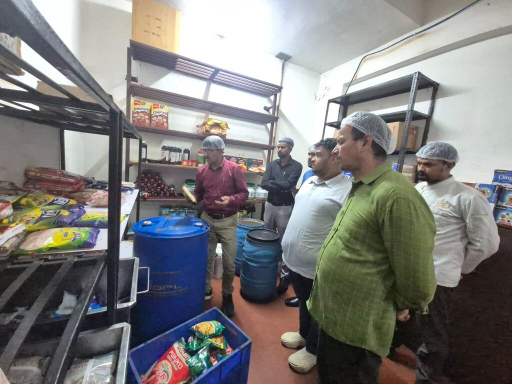 रतलाम: खाद्य सुरक्षा विभाग ने रतलाम एवं जावरा के होटल एवं रेस्टोरेंट का किया निरीक्षण…जांच के लिए बटर, दही एवं अन्य खाद्य पदार्थों के नमूने लिए
