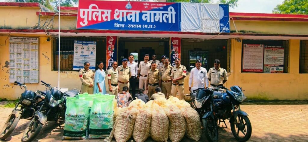 रतलाम में हाईवे पर ट्रकों से चोरी करने वाले गिरोह का पर्दाफाश, 4 गिरफ्तार,7 की तलाश..स्पीड ब्रेकर और घाटियों में धीमे होते ट्रकों को बनाते थे निशाना, तिरपाल काटकर लहसुन-सरसों चुराते थे; 8.59 लाख का सामान बरामद