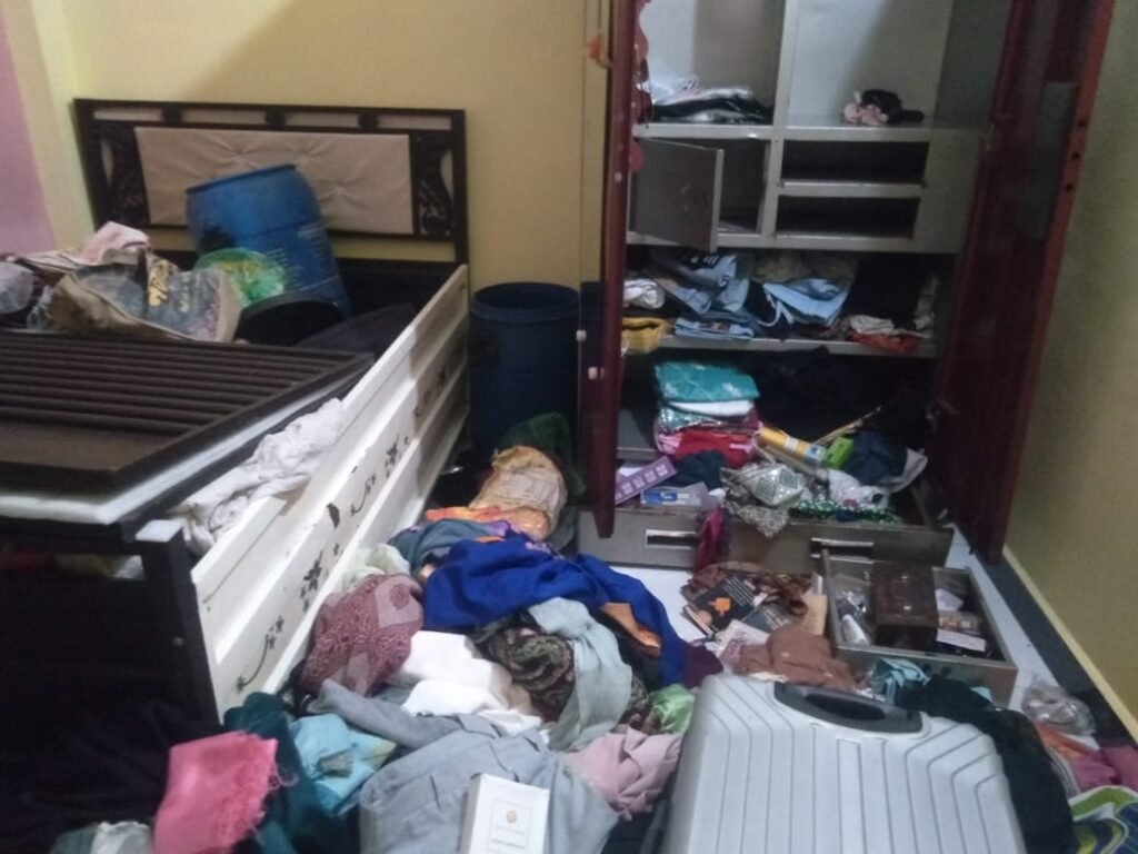 रतलाम: एक रात में तीन सूने मकानों के ताले टूटे, लाखों के जेवर-नकदी ले उड़े चोर… 2 संदिग्ध चोर CCTV में कैद,एक कैमरे पर पत्थर फेंकते नजर आया