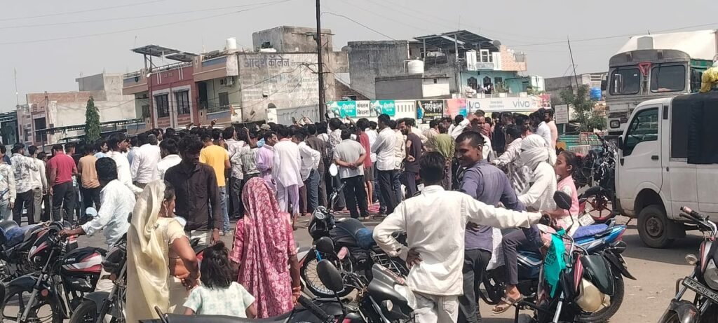 रतलाम: युवक की जहर खाने के बाद मौत, परिजनों ने फोरलेन पर शव रखकर लगाया जाम.. राजस्व विभाग पर‌ लगाए आरोप, एसडीएम के आश्वासन पर माने