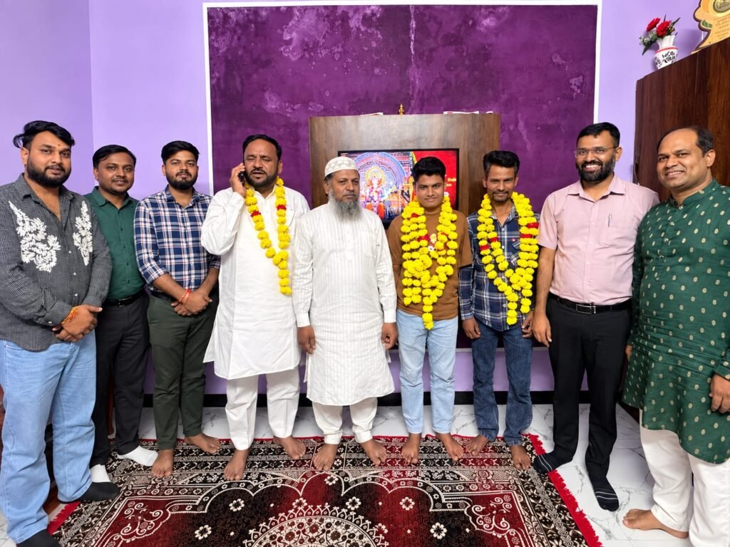 रतलाम: पिता बांटते हैं अखबार, बेटे ने हासिल की MBBS सीट..सुबह 5 बजे पिता निकलते हैं अखबार बांटने, बेटे ने मेहनत और जुनून से डॉक्टर बनने का सपना किया साकार