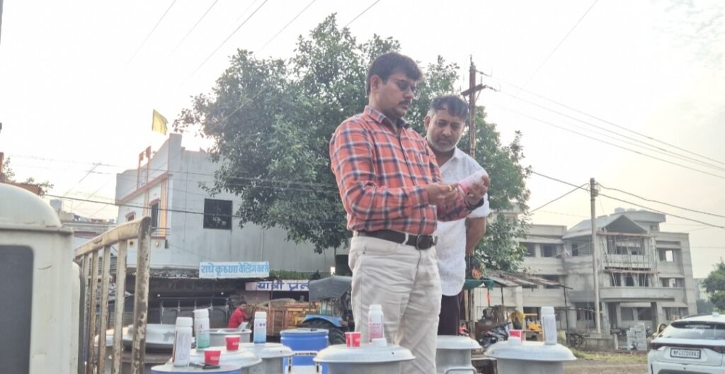 रतलाम: बाहर से आने वाले दूध की रैपिड किट से मौके पर हुई जांच, सभी नमूने मानक स्तर के पाए गए..मात्र दो मिनट में दूध में यूरिया, डिटर्जेंट, स्टार्च, सुक्रोज सहित अन्य मिलावट की जांच संभव