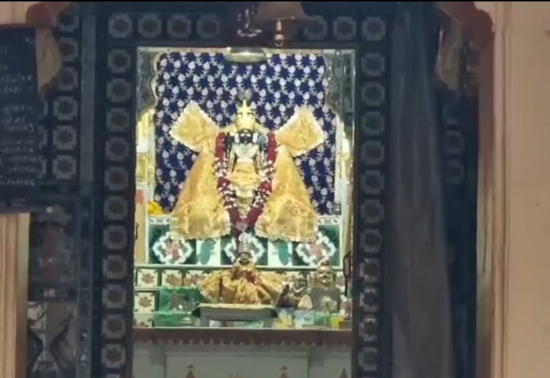 रतलाम: 300 साल पुराने द्वारकाधीश मंदिर में विराजे हैं कान्हा,रात में साधु के पास चले जाते थे भगवान…भोग नहीं मिला तो पेड़े खाने हलवाई की दुकान पहुंच गए… रतलाम में प्रचलित हैं कान्हाजी की ये अनोखी कथाएं रतलाम: 300 साल पुराने द्वारकाधीश मंदिर में विराजे हैं कान्हा,रात में साधु के पास चले जाते थे भगवान…भोग नहीं मिला तो पेड़े खाने हलवाई की दुकान पहुंच गए… रतलाम में प्रचलित हैं कान्हाजी की ये अनोखी कथाएं
