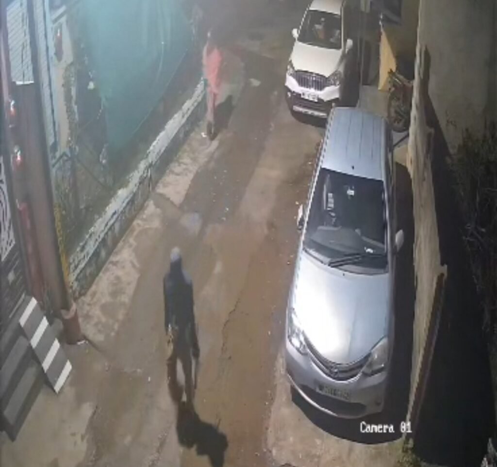 रतलाम में बेखौफ चोरों का आतंक:अब PNT कॉलोनी में तीन बदमाशों द्वारा चोरी का प्रयास, सुने मकान के ताले तोड़े.. शोर मचाने पर किया पथराव, सीसीटीवी में कैद हुई वारदात.. रतलाम में बेखौफ चोरों का आतंक:अब PNT कॉलोनी में तीन बदमाशों द्वारा चोरी का प्रयास, सुने मकान के ताले तोड़े.. शोर मचाने पर किया पथराव, सीसीटीवी में कैद हुई वारदात..