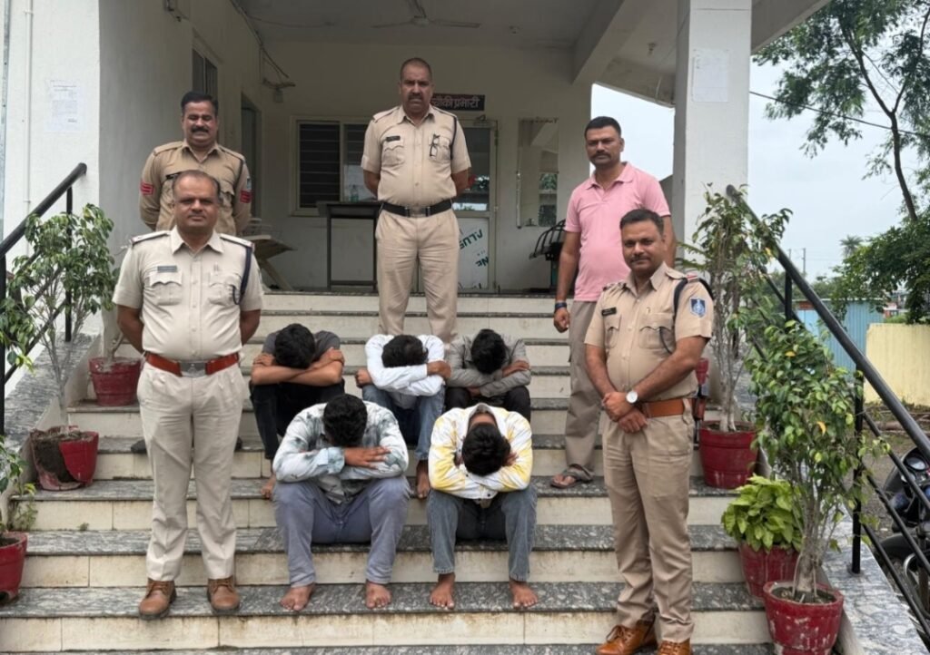 रतलाम पुलिस की अवैध मादक पदार्थ के विरुद्ध कड़ी कार्रवाई जारी- 05 एम.डी. ड्रग्स तस्कर गिरफ्तार, 100 ग्राम एम.डी. ड्रग्स एवं कार जब्त