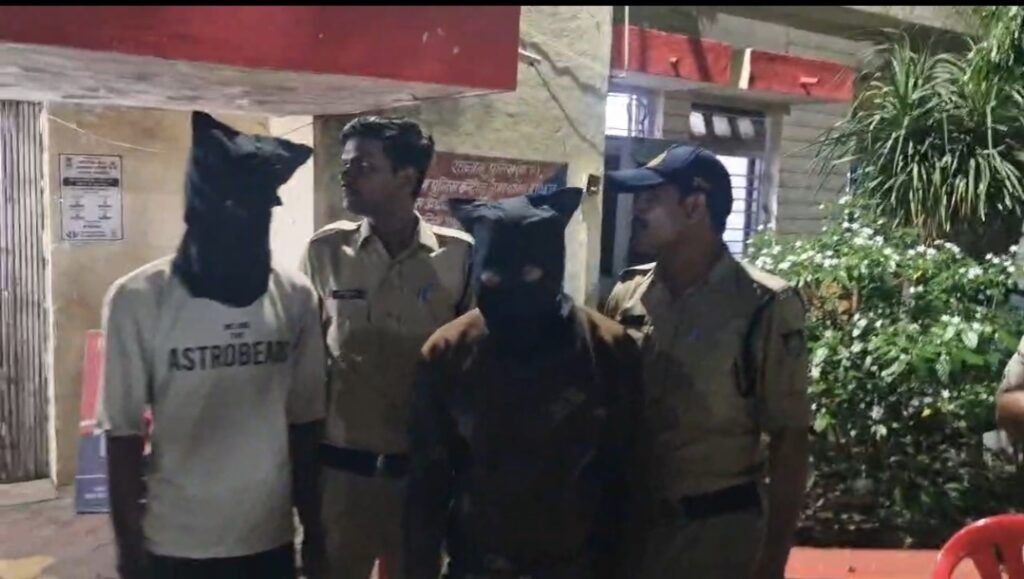रतलाम पुलिस को सफलता..चोरी करने वाले‌ दो आरोपी गिरफ्तार… पूछताछ मिली 20 से 25 साथियों की जानकारी,कॉलोनियों में घूमकर सूने मकानों की रेकी करते, फोटो व्हाट्सएप ग्रुप में भेजकर बनाते थे निशाना