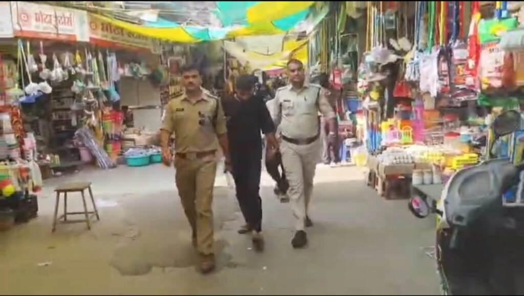 रतलाम में पीछा करने, छेड़खानी और तेजाब फेंकने की धमकी देने वाले आरोपी का पुलिस ने निकाला जुलूस, मुख्य बाजार से ले गई घटनास्थल