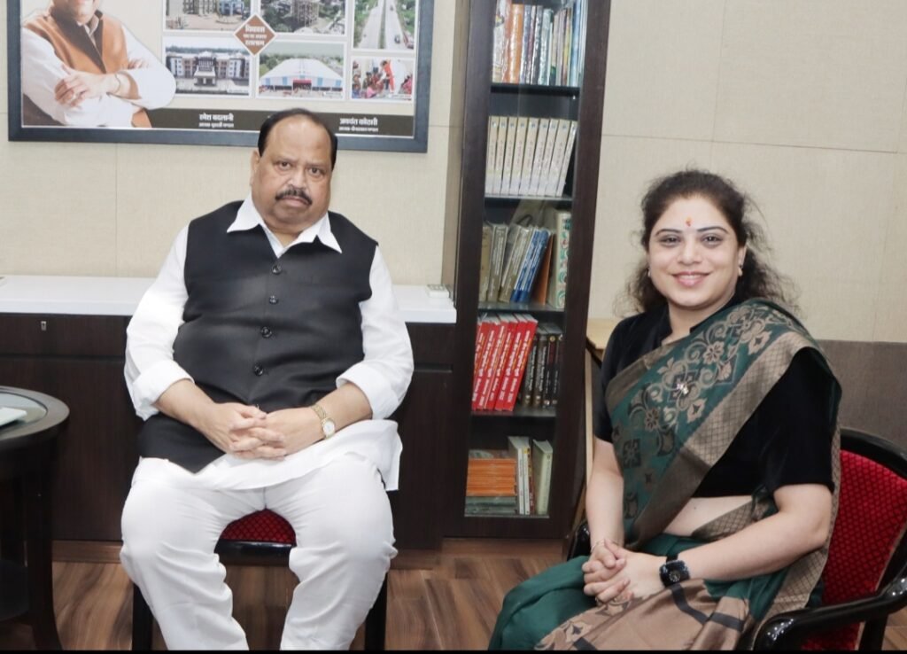 रतलाम में निवेश की संभावनाओं को लेकर लंदन की वित्तीय सलाहकार रतलाम की मयूरी चोरडिया ने मंत्री चेतन्य काश्यप से की चर्चा