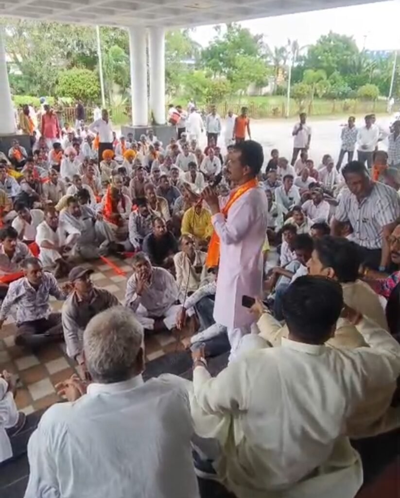 रतलाम: कलेक्टोरेट में किसानों का प्रदर्शन, पढ़ी हनुमान चालीसा,फसल बीमा सहित 37 मांगो को लेकर पहुंचे थे