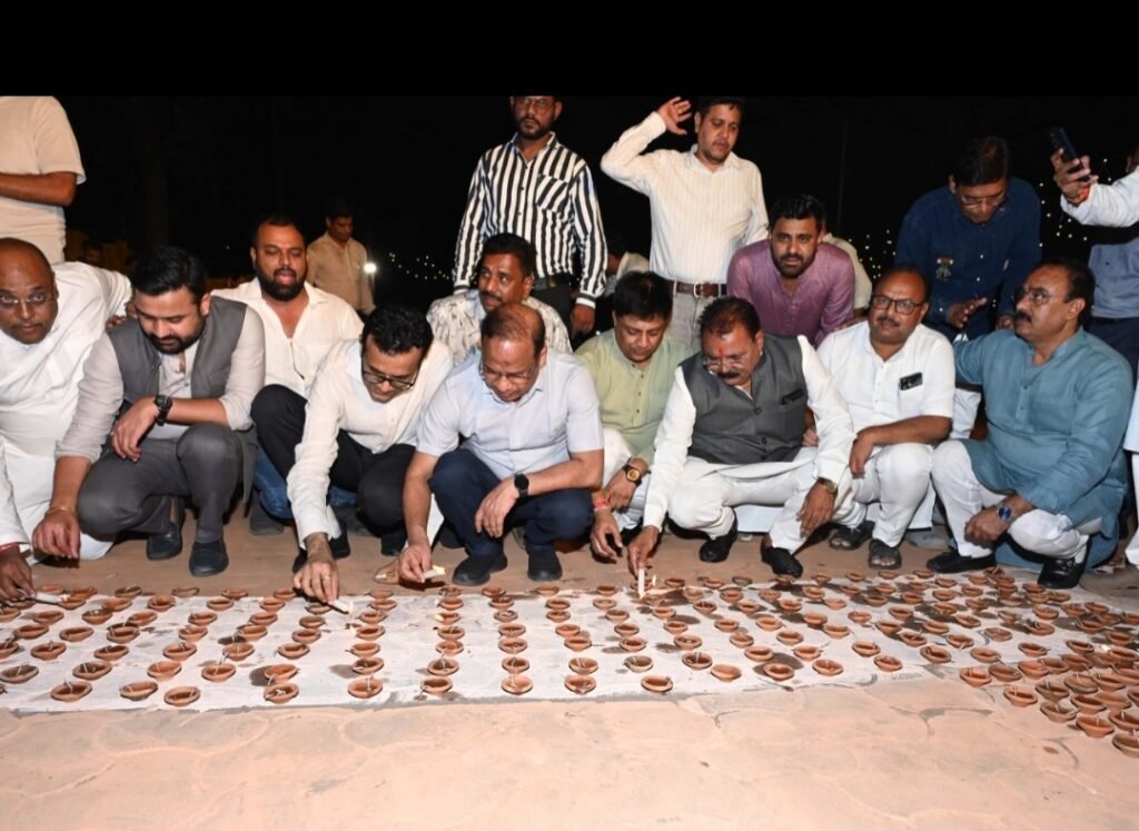 रतलाम: 30 हजार दियों से जगमगाया झाली तालाब परिसर…जिले में 50 सार्वजनिक स्थानों पर 6 लाख दीपक प्रज्वलित कर दिया सेवा और संकल्प का संदेश रतलाम: 30 हजार दियों से जगमगाया झाली तालाब परिसर…जिले में 50 सार्वजनिक स्थानों पर 6 लाख दीपक प्रज्वलित कर दिया सेवा और संकल्प का संदेश
