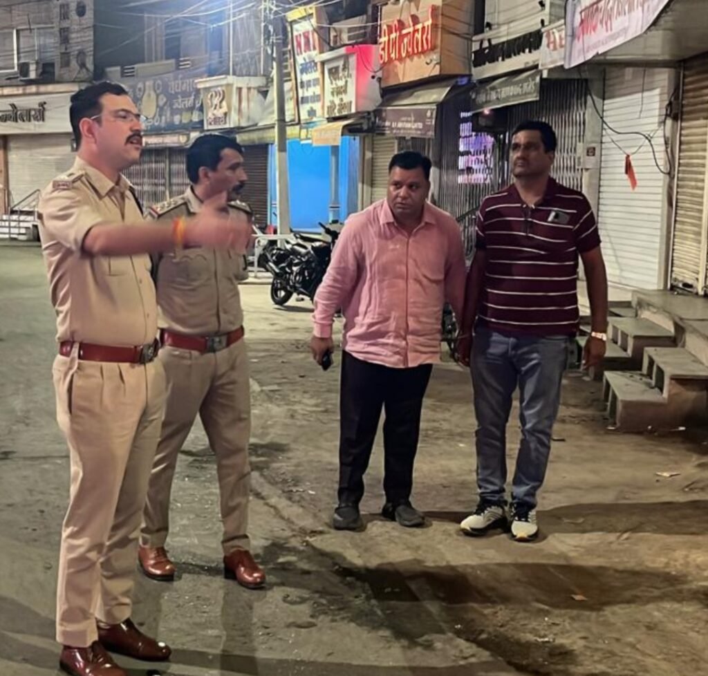रतलाम: त्योहारों पर रात में सड़कों पर उतरे एसपी अमित कुमार, शहर की सुरक्षा व्यवस्था का लिया जायजा…अस्थाई पुलिस चौकियों का निरीक्षण, गणेश पंडालों में वॉलेंटियर्स की व्यवस्था देखी,गश्त और चीता पार्टियों को भी किया चेक
