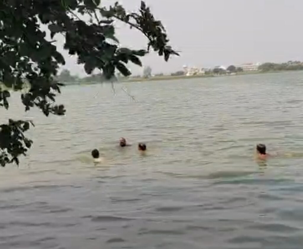 रतलाम: स्कूल बंक कर दोस्तों के साथ हनुमान ताल में नहाने गए 11वीं के छात्र की डूबने से मौत… मौके पर मौजूद स्थानीय लोगों ने‌ तालाब से बाहर‌ निकाला