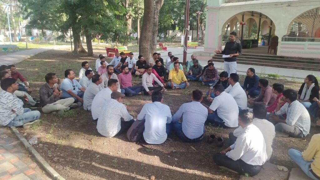रतलाम: स्वामित्व योजना में रजिस्ट्री कार्य के बहिष्कार को लेकर जिला पटवारी संघ की आपात बैठक…नोटिस जारी किए जाने के विरोध में सोमवार से चरणबद्ध आंदोलन का निर्णय