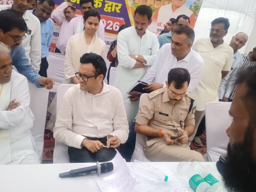 रतलाम: मुख्यमंत्री जन विश्वास एवं सेवा सेतु अभियान अंतर्गत नामली में शिविर संपन्न…जन संवाद में नागरिकों ने बताई समस्याएं, कलेक्टर ने दिए निराकरण के निर्देश