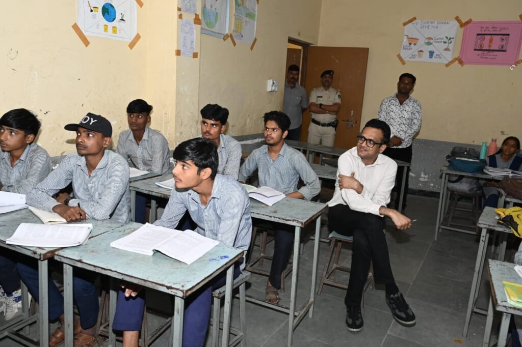 रतलाम: कलेक्टर अजय कटेसरिया ने बच्चों के साथ बेंच पर बैठकर ली एग्रीकल्चर क्लास,बच्चों से पूछे पेड़-पौधों और लकड़ियों से जुड़े सवाल, रोचक संवाद से बढ़ाया व्यवहारिक ज्ञान..व्यवहारिक कृषि ज्ञान को पढ़ाई से जोड़ने के दिए निर्देश रतलाम: कलेक्टर अजय कटेसरिया ने बच्चों के साथ बेंच पर बैठकर ली एग्रीकल्चर क्लास,बच्चों से पूछे पेड़-पौधों और लकड़ियों से जुड़े सवाल, रोचक संवाद से बढ़ाया व्यवहारिक ज्ञान..व्यवहारिक कृषि ज्ञान को पढ़ाई से जोड़ने के दिए निर्देश